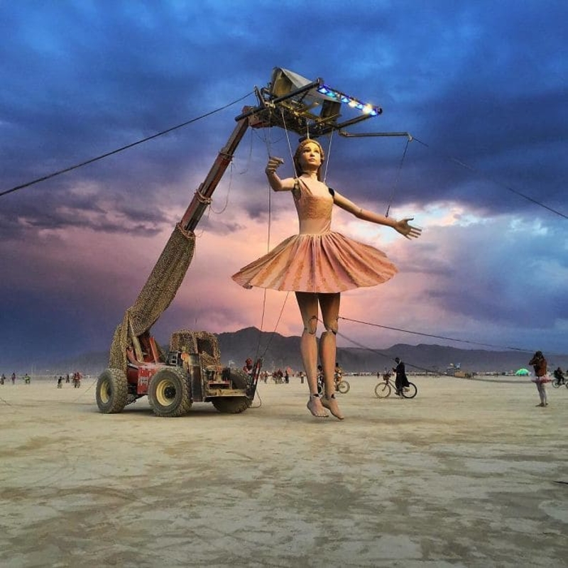 Giant Dancer | Instagram/@i.am.flint