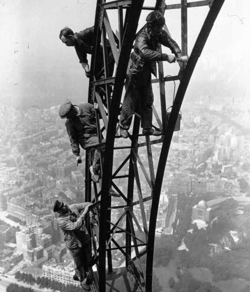 Repainting the Eiffel Tower | Alamy Stock Photo by Signal Photos