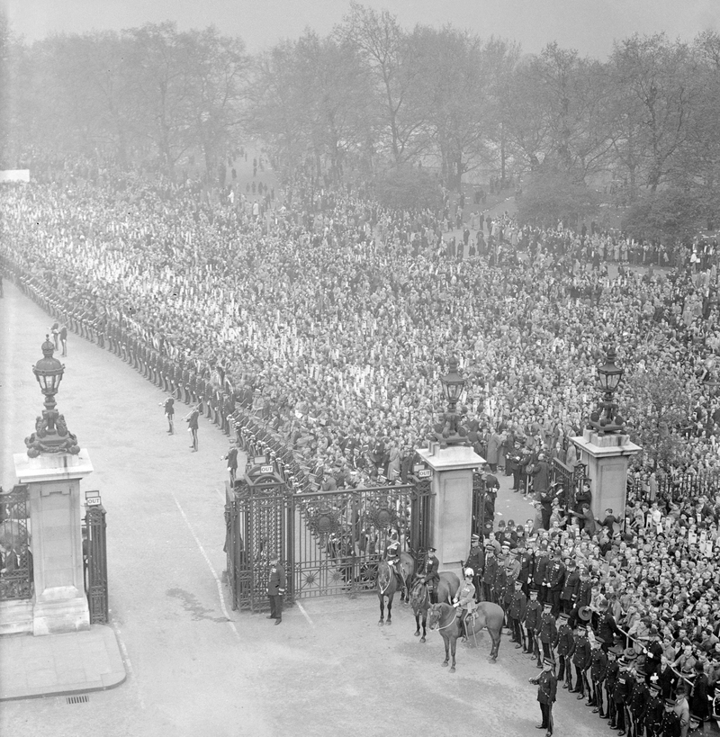 The Public Awaits King George VI | Getty Images Photo by Daily Mirror/Mirrorpix