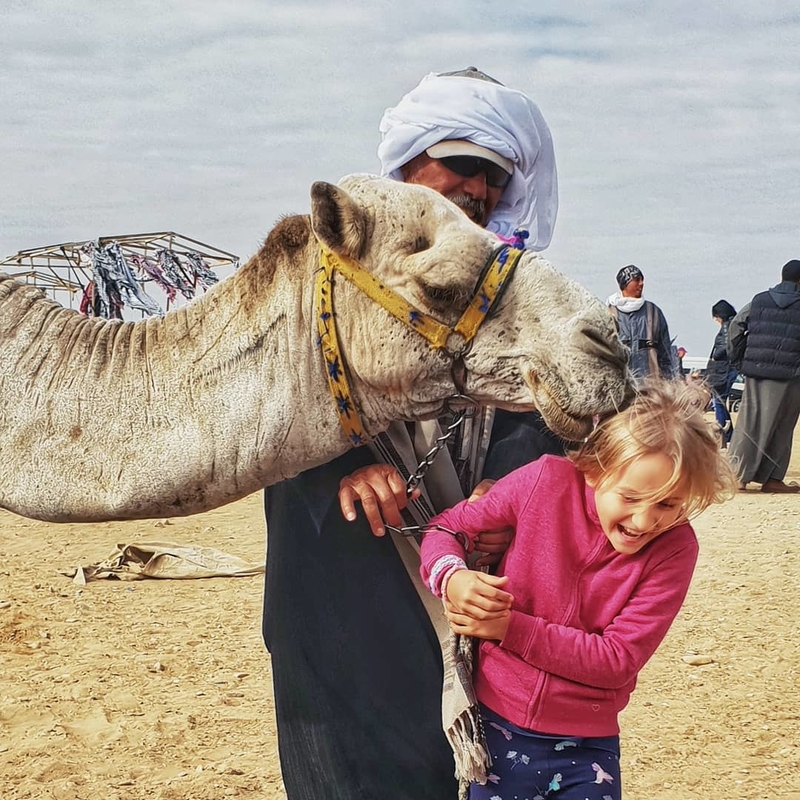 Erster Kamelkuss | Instagram/@ourglobetrotters