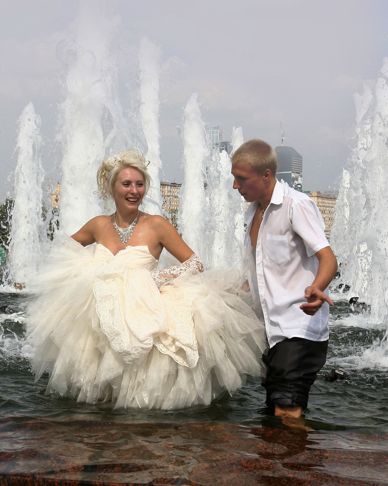Eine Hochzeit mit einer Abkühlung | Getty Images Photo by BORIS YELENIN/AFP