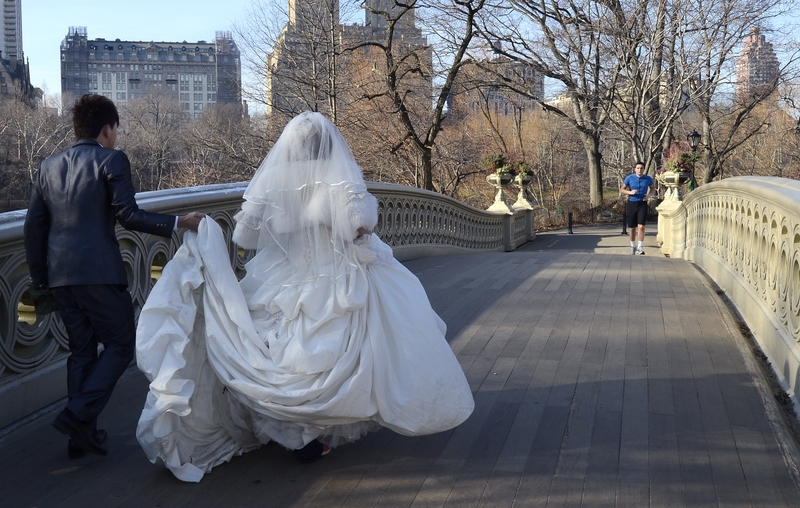 Die Braut auf der Brücke | Getty Images Photo by TIMOTHY A. CLARY/AFP 