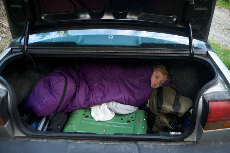 Im Schlafsack im Auto schlafen | Getty Images Photo by Aaron McCoy