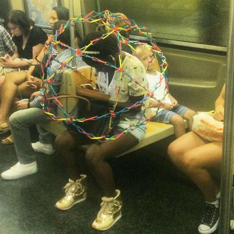 Eine persönliche Blase | Instagram/@subwaycreatures