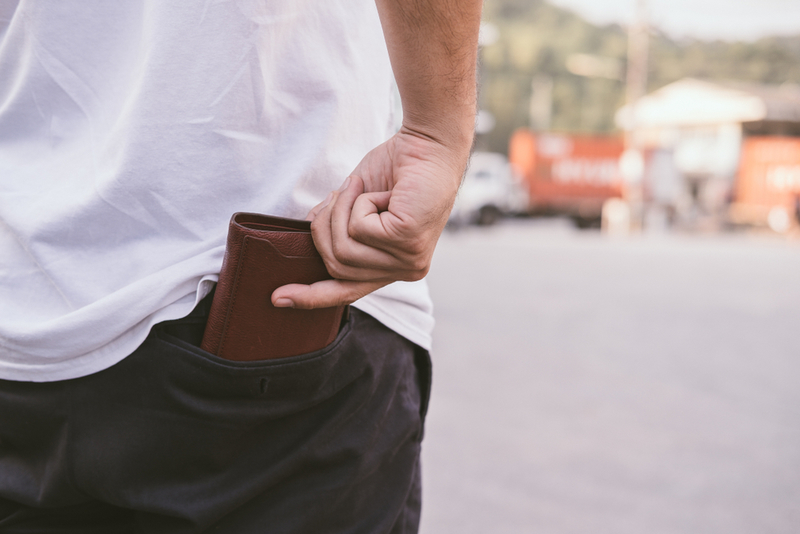 Das Portemonnaie in die Hosentasche stecken | Shutterstock
