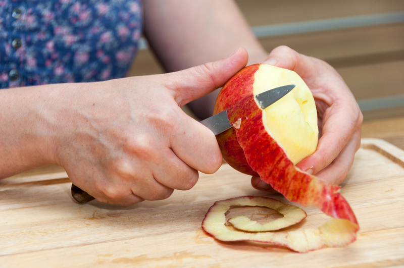 Frisches Obst und Gemüse schälen | Shutterstock