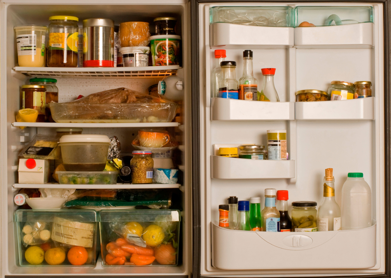 Den Kühlschrank vollstopfen | Alamy Stock Photo