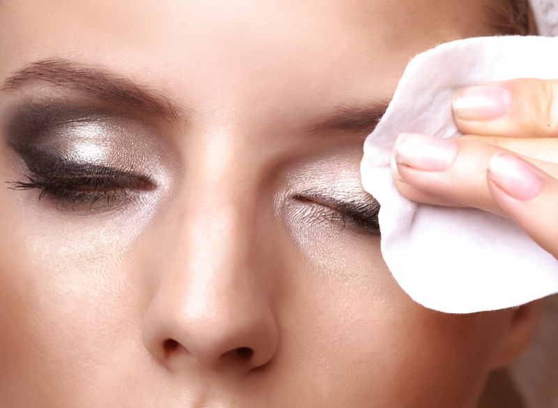 Removedor del maquillaje de los ojos | Shutterstock Photo by Marko Marcello