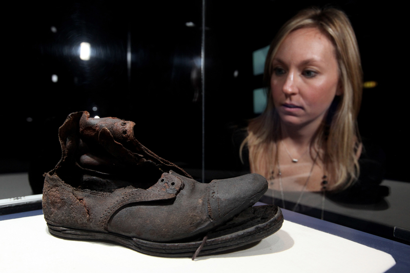 Die U-Boot-Expedition fand Schuhe, die einwandfrei erhalten sind | Getty Images Photo by Oli Scarff