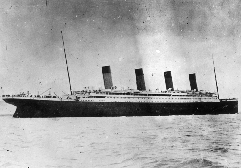 Die Titanic hatte vier Schornsteine | Getty Images Photo by Hulton Archive