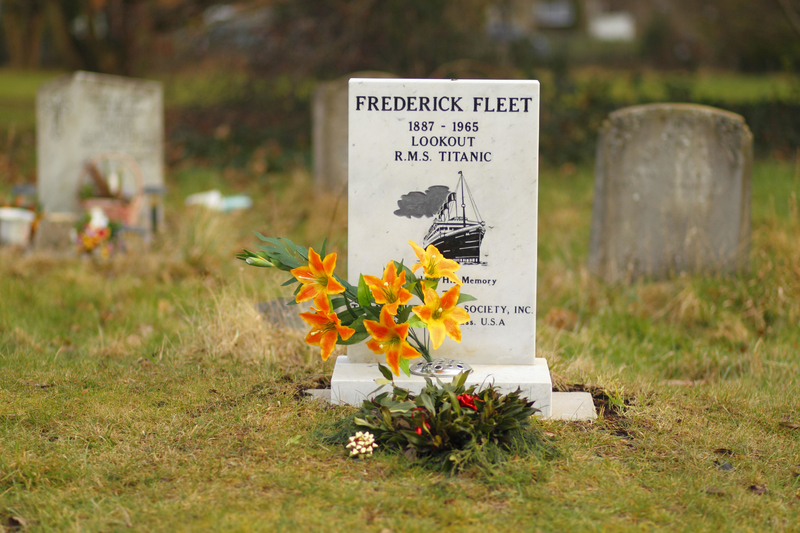 Jemand hat ein Fernglas auf dem Grab von Frederick Fleet hinterlassen | Alamy Stock Photo
