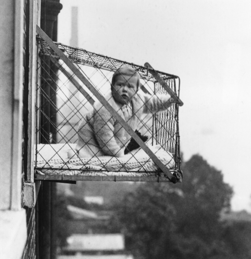Käfige für Babys | Getty Images Photo by Fox Photos