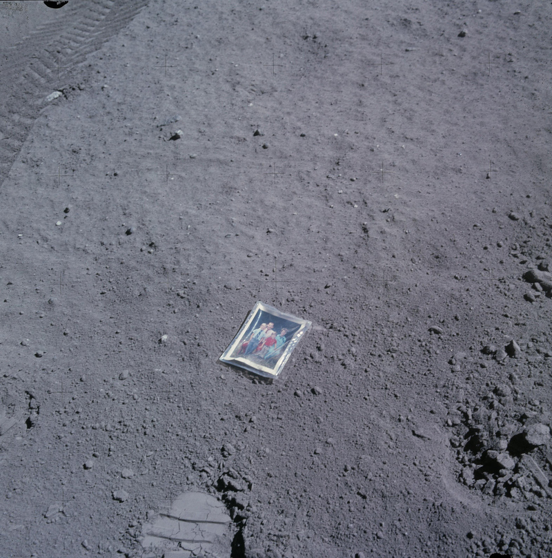 Familienfoto auf dem Mond | Alamy Stock Photo by NASA Image Collection 