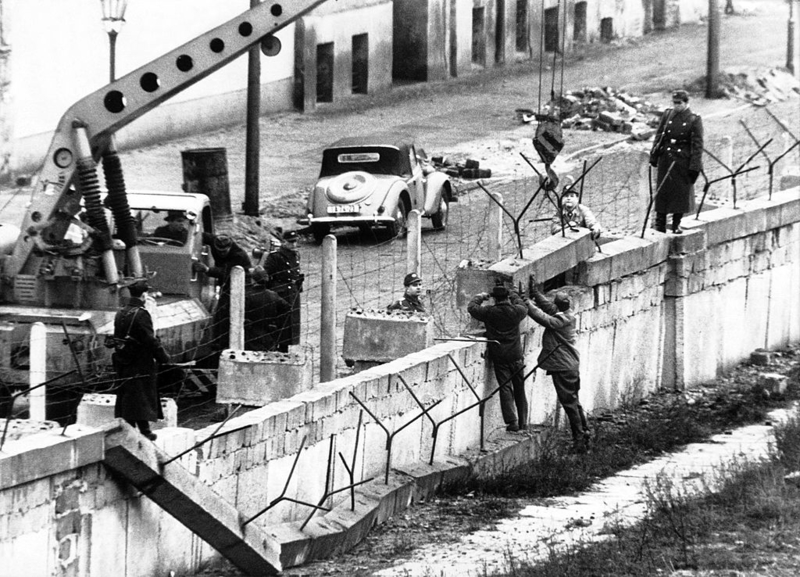 Vor der Berliner Mauer | Getty Images Photo by Keystone-France/Gamma-Keystone 