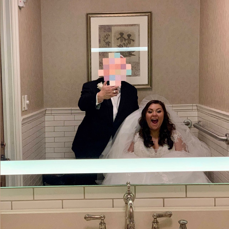 Die Braut im Badezimmer | Instagram/@magicalhijinx