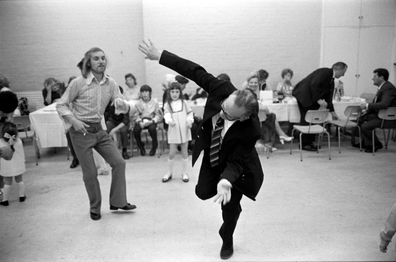 Ein tanzender Vater | Alamy Stock Photo by Homer Sykes