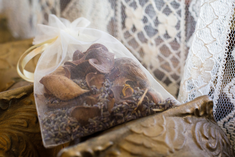 Make Potpourri Bags | Shutterstock