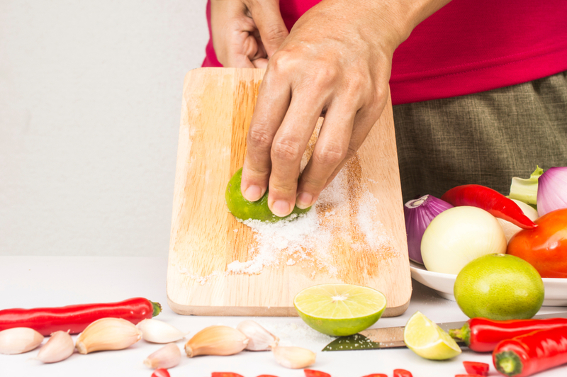 Clean Up That Dirty Cutting Board | Shutterstock