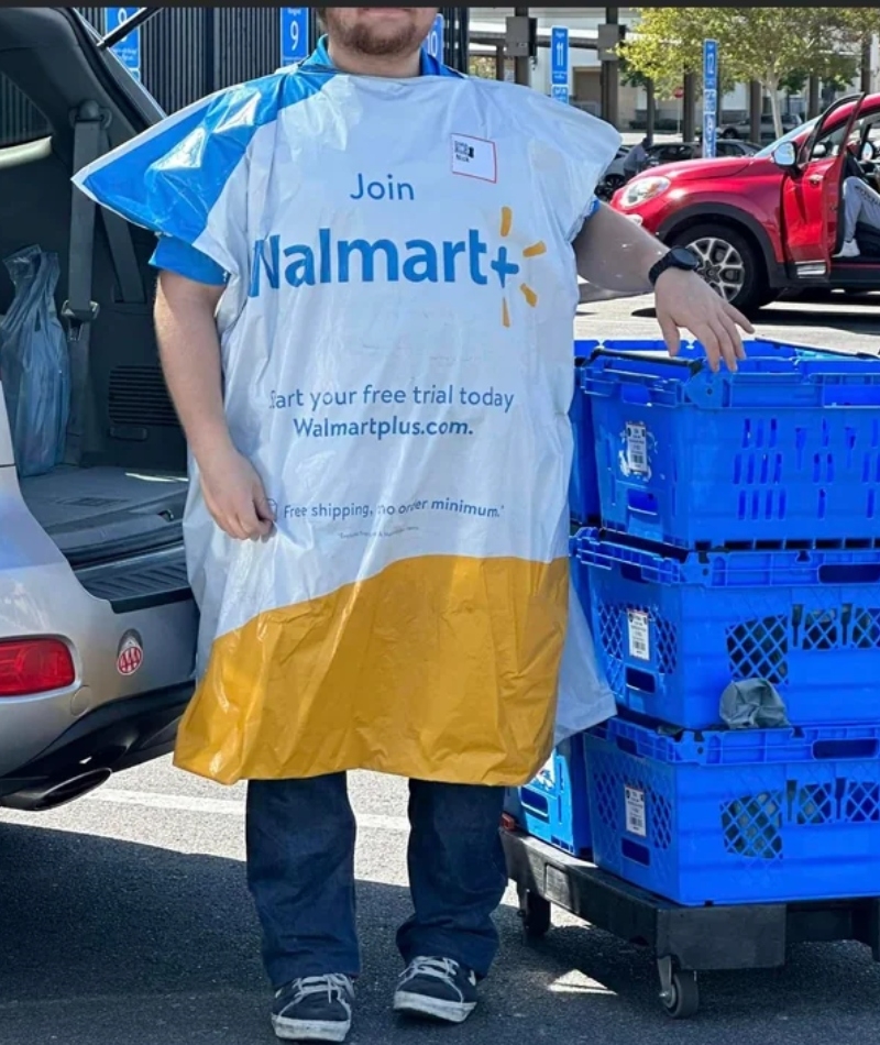 Novos uniformes do Walmart? | Reddit.com/Cactaddict