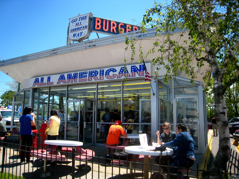 Der All-American Burger | Flickr Photo by Adam Kuban