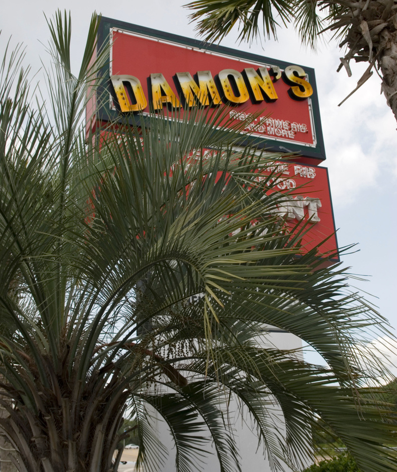 Damon's Grill &; Sports Bar | Alamy Stock Photo by Bob Pardue Signs