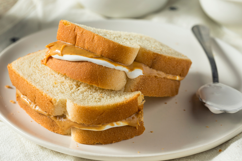 Sándwich de mantequilla de maní y mayonesa | Shutterstock Photo by Brent Hofacker