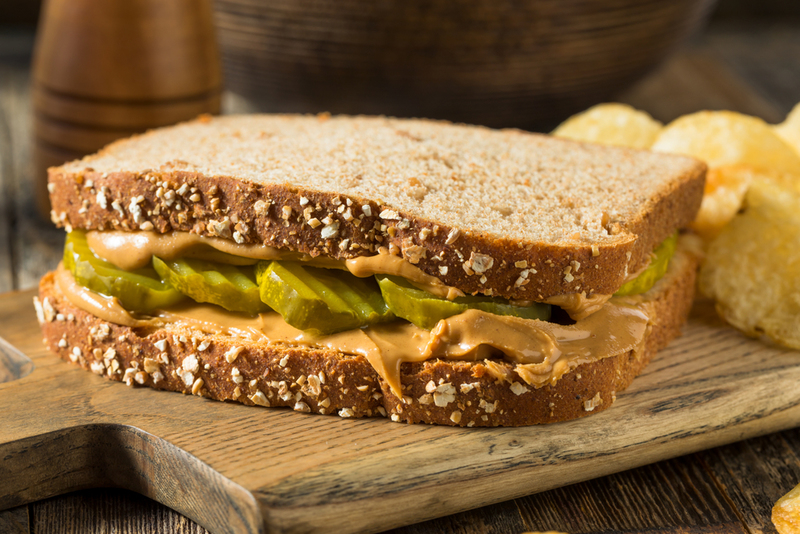 Sándwich de mantequilla de maní y pepinillos | Shutterstock Photo by Brent Hofacker