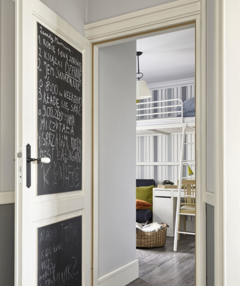 Eine Tür mit einer Kreidetafel | Alamy Stock Photo