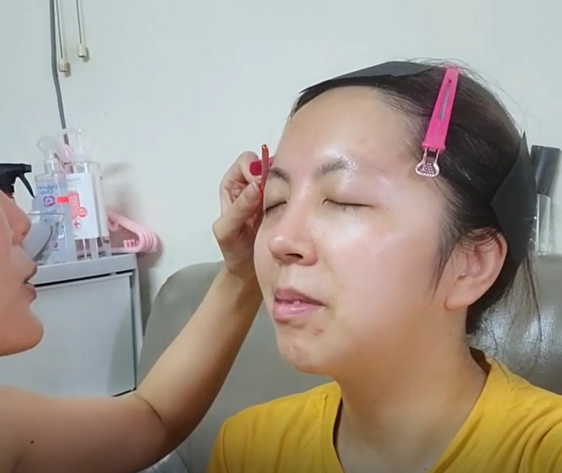 Não raspe as sobrancelhas completamente | Instagram/@nanamakeup.massage
