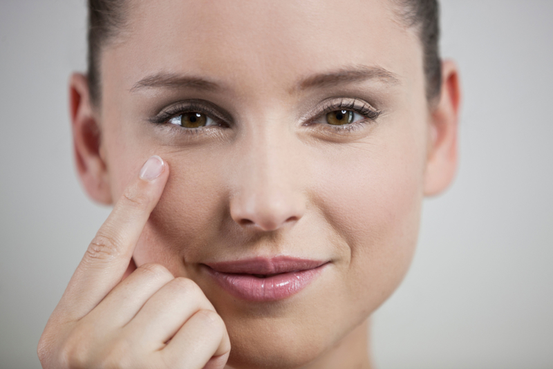 Aplique a maquiagem suavemente | Alamy Stock Photo