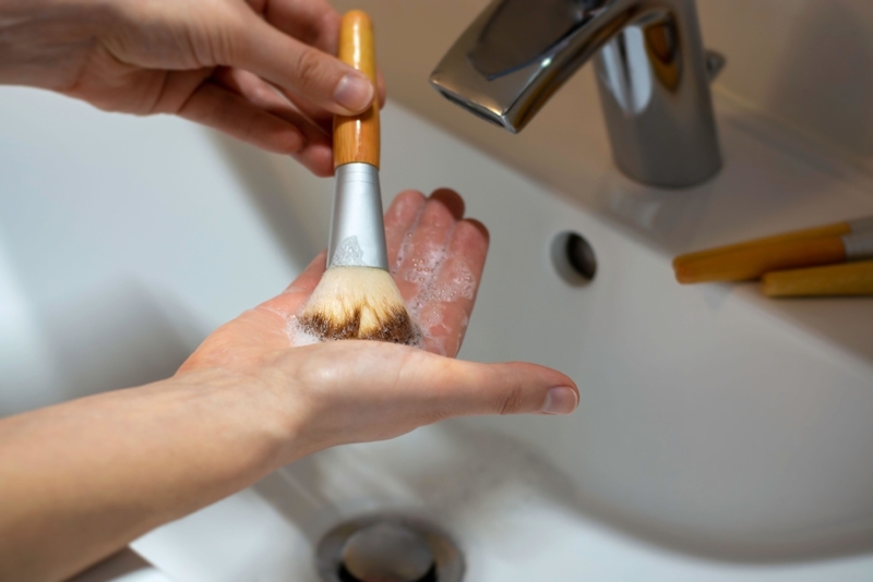 Lave os pincéis de maquiagem com frequência | Alamy Stock Photo