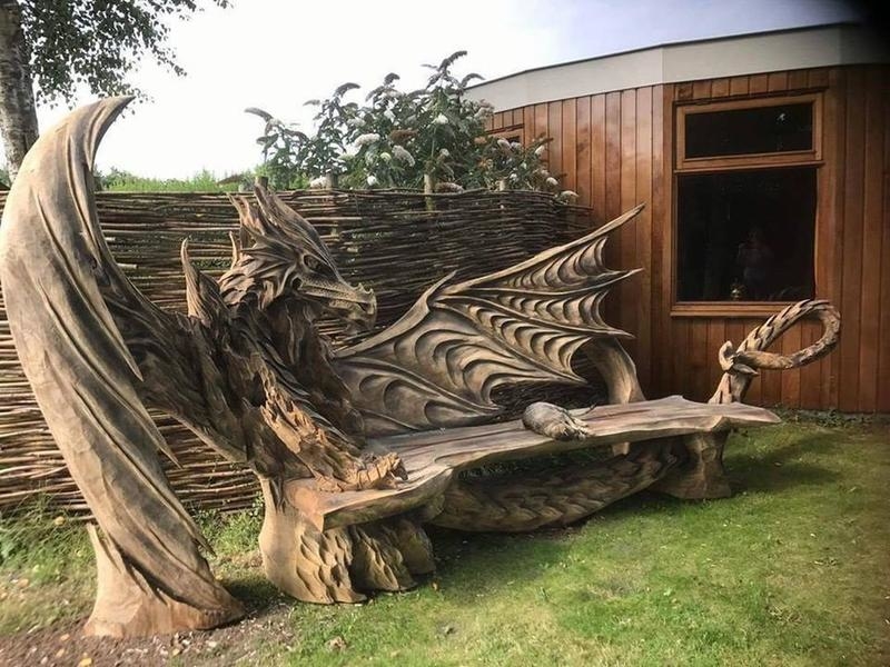 This Amazing Wooden Dragon Bench | Facebook/@igor.loskutow