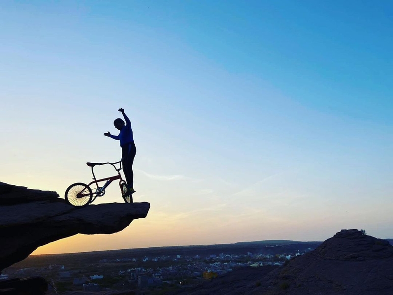 Yoga on a Mountain on a BMX | Instagram/@khivrajgurjarextremeyoga