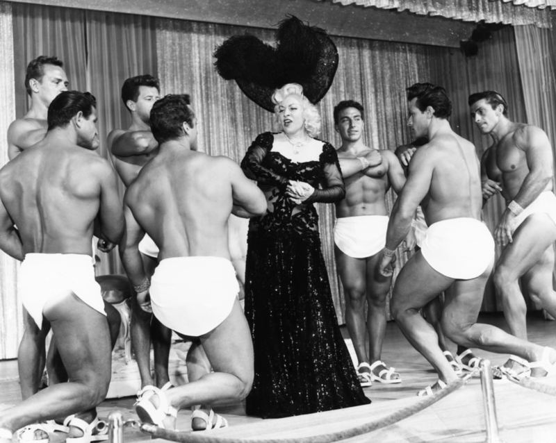 Mae West Makes feiert ihr Debüt | Alamy Stock Photo by Courtesy Everett Collection/Inc