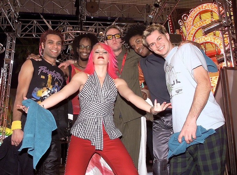 No Doubt Looking Awesome Backstage – 2000 | Getty Images Photo by Ethan Miller