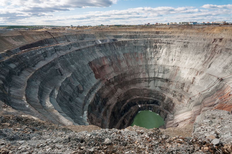 Riesiges Mannloch verschüttet jahrzehntelang Diamanten | Shutterstock