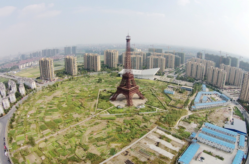 Eine Nachbildung von Paris in China | Alamy Stock Photo by Imaginechina Limited
