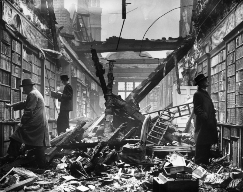 Londoner Leser stöbern weiterhin in einer bombardierten Bibliothek aus dem Zweiten Weltkrieg | Getty Images Photo by Harrison