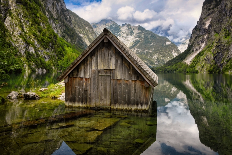 Fischerhütte an einem See in Deutschland | Alamy Stock Photo by iPics Photography