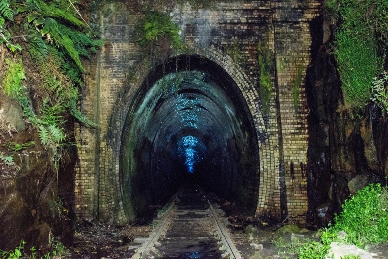 Schönes Bild des alten Helensburgh-Eisenbahntunnels Australien | Alamy Stock Photo by mjmediabox 