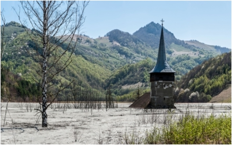 Halb versunkene Kirche in Rumänien | Alamy Stock Photo by Kristo Robert 