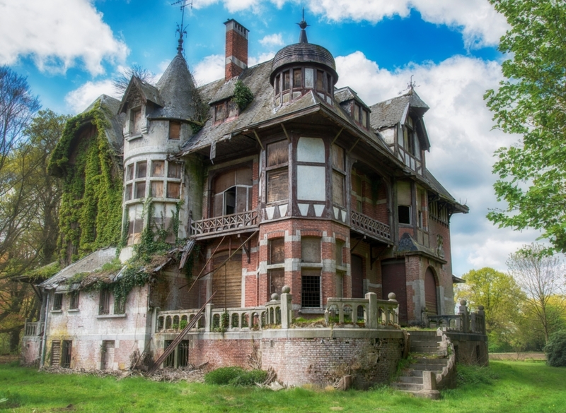 „Spukhaus“, erbaut 1908 in Belgien | Adobe Stock