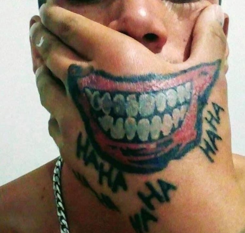 Smirk | Facebook/@Tatuagens Engraçadas