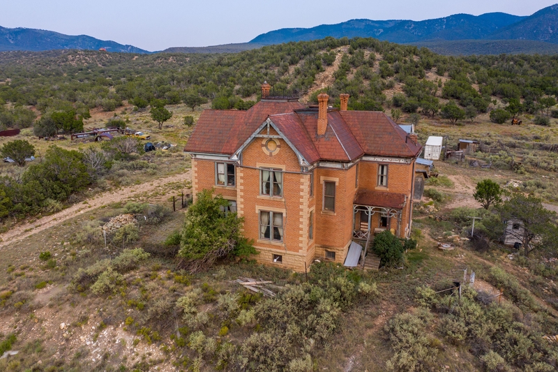 The Hoyle Mansion in White Oaks, New Mexico | Alamy Stock Photo by Amanda Ahn