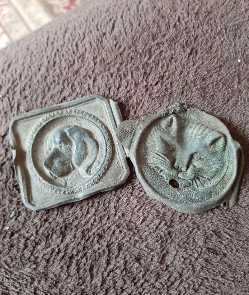 Antique Fox and Hound Lids (or Buckles) | Reddit.com/MikeChum41