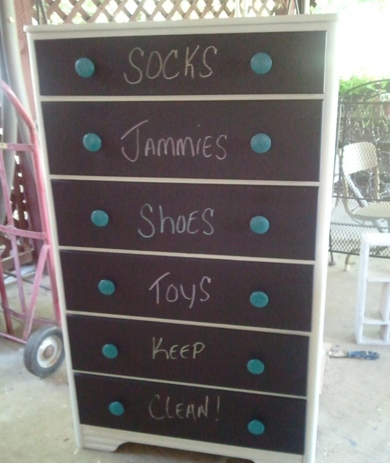 Make Organizing Fun with a Chalkboard Dresser | Twitter/@luckyjunkers