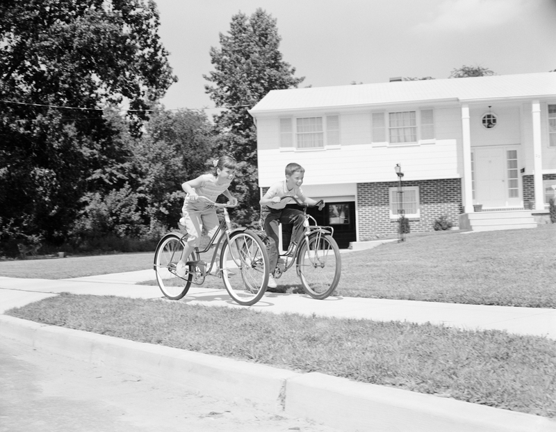 Cycling Without Helmets | Getty Images Photo by H.Armstrong Roberts