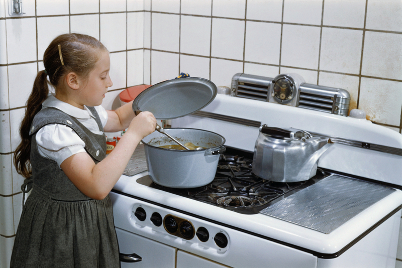 Kids Using the Oven and Stove | Getty Images Photo by William Gottlieb/CORBIS