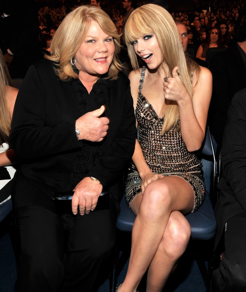 Taylor Swift and Andrea Swift | Getty Images Photo by Mazur AMA 2010/WireImage