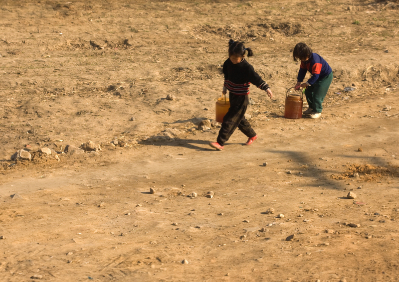 Kinder beim Wassertragen | Alamy Stock Photo